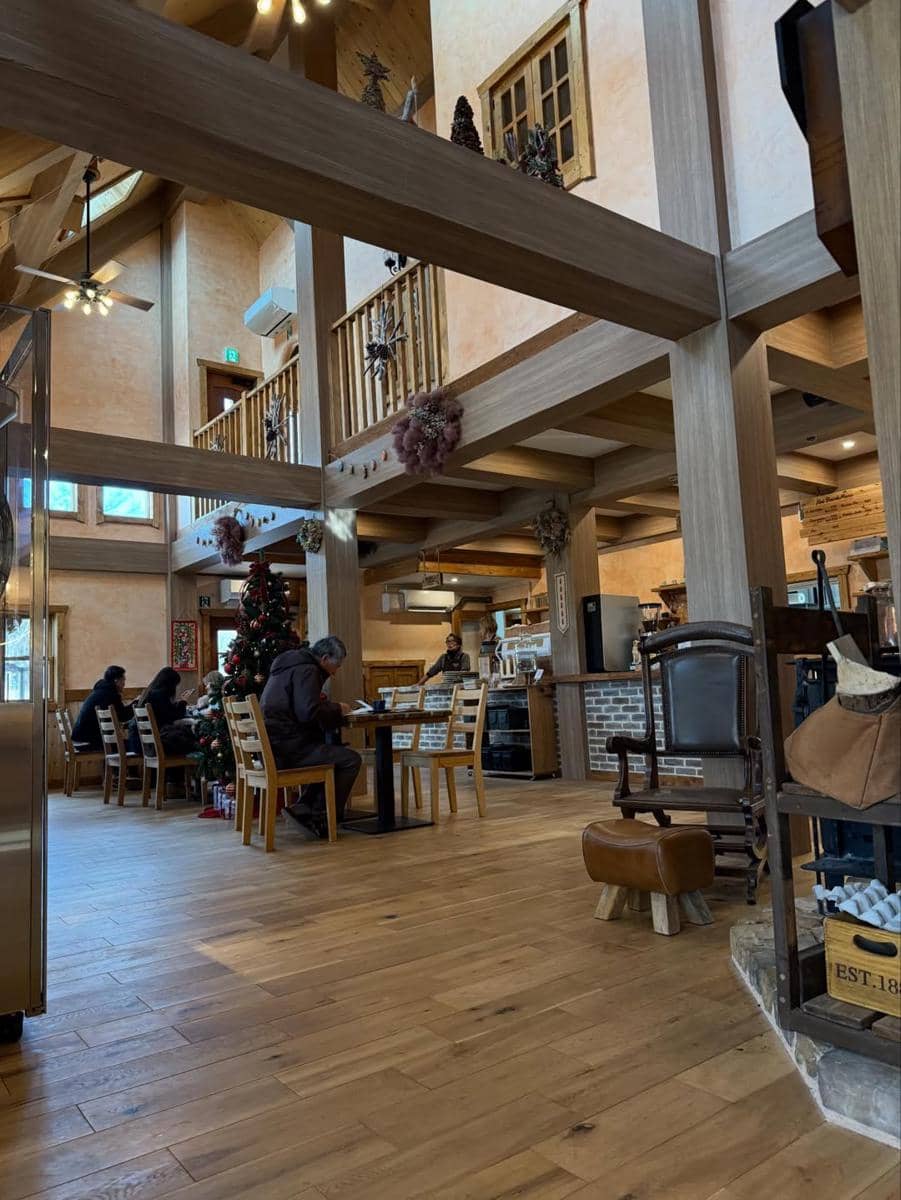 Angelina Sondakh nongkrong di bawah kaki Gunung Fuji