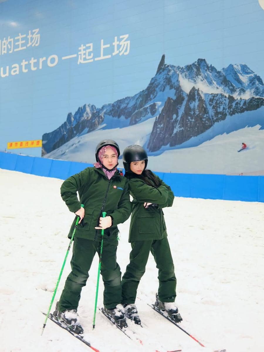 Ria Ricis dan Fuji belajar main ski di China