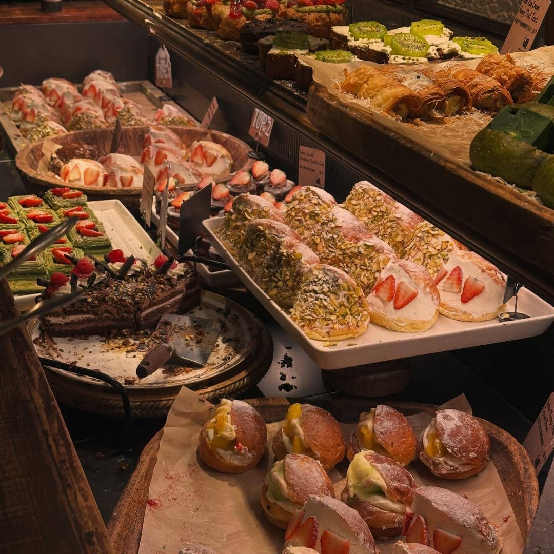 Brisia Jodie dan Jonathan Alden liburan ke Shanghai.