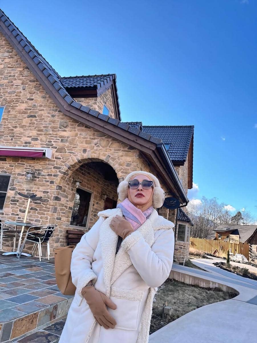 Angelina Sondakh nongkrong di bawah kaki Gunung Fuji