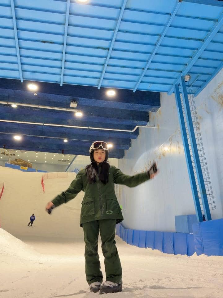 Ria Ricis dan Fuji belajar main ski di China