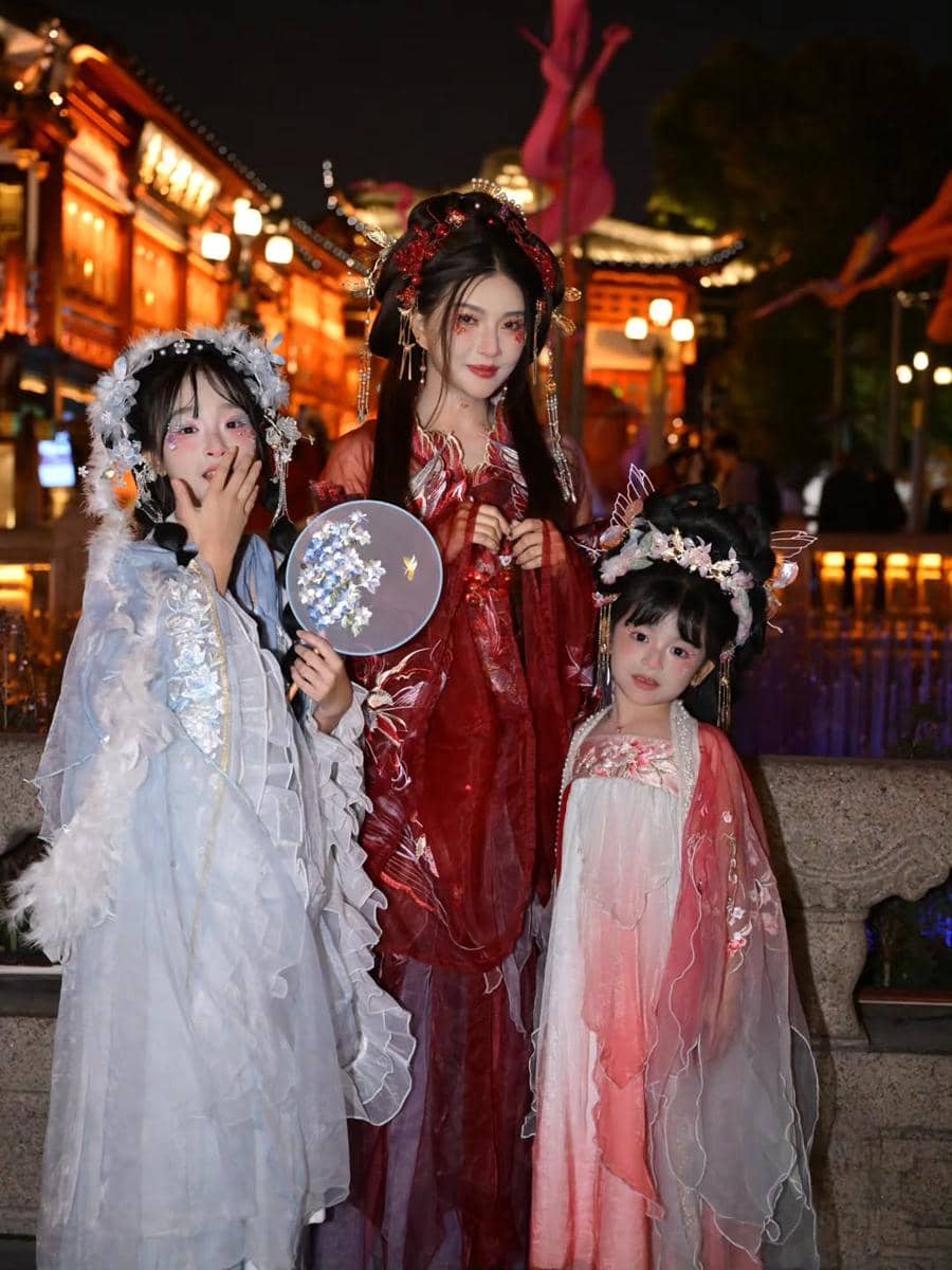 Sarwendah dan keluarga pakai busana dan make up hanfu.