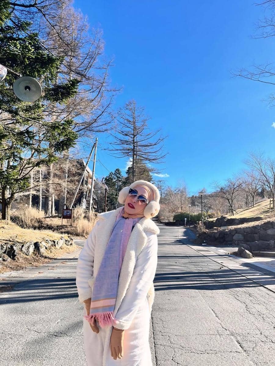 Angelina Sondakh nongkrong di bawah kaki Gunung Fuji