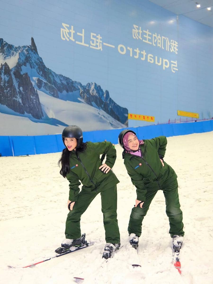 Ria Ricis dan Fuji belajar main ski di China