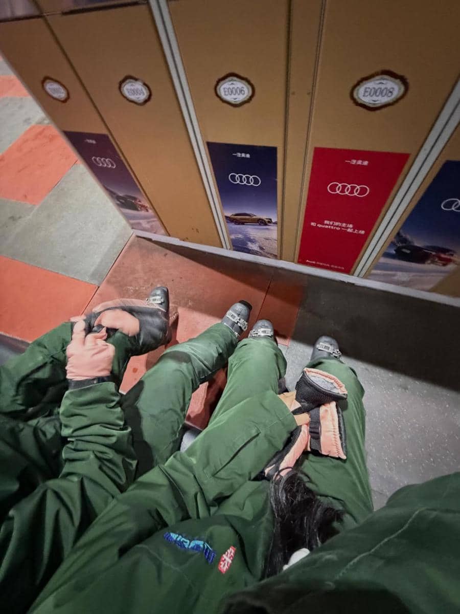 Ria Ricis dan Fuji belajar main ski di China