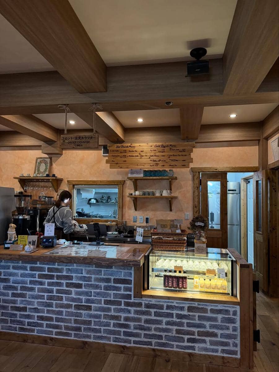 Angelina Sondakh nongkrong di bawah kaki Gunung Fuji