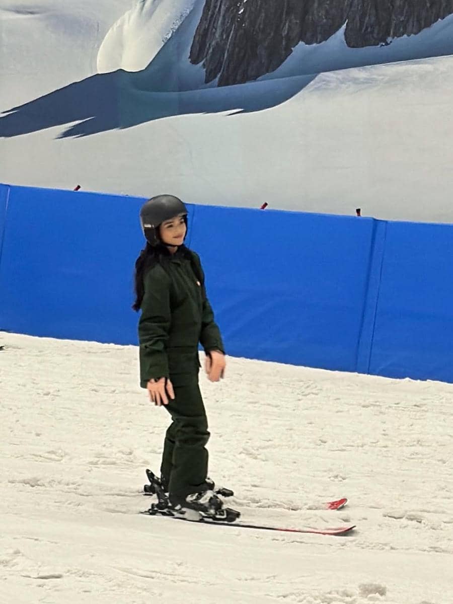 Ria Ricis dan Fuji belajar main ski di China