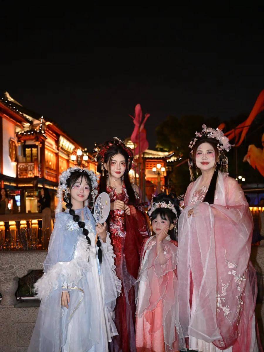 Sarwendah dan keluarga pakai busana dan make up hanfu.