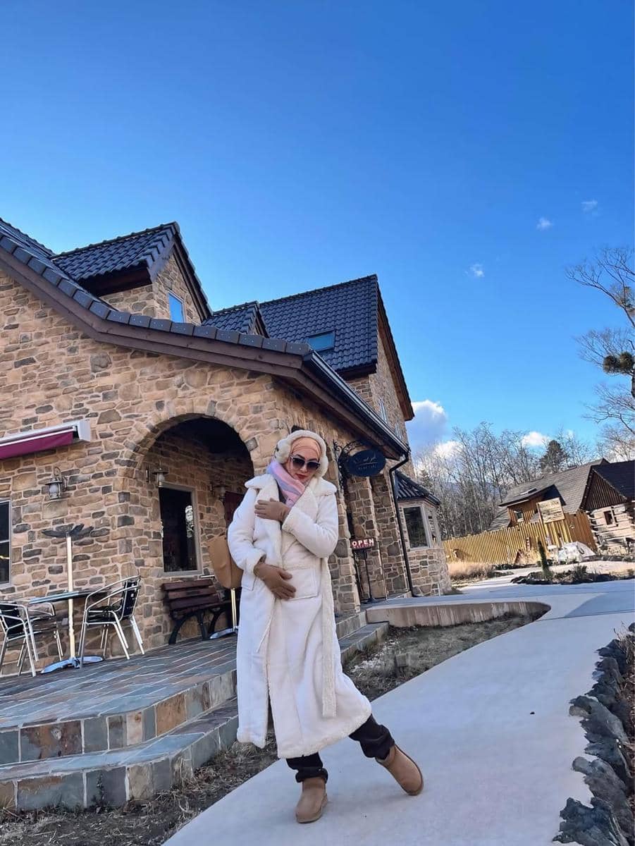 Angelina Sondakh nongkrong di bawah kaki Gunung Fuji