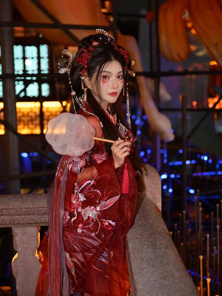 Sarwendah dan keluarga pakai busana dan make up hanfu.