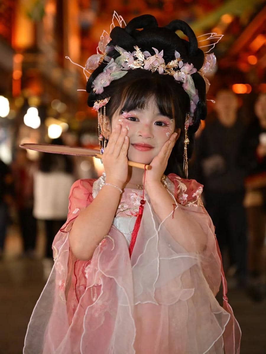 Sarwendah dan keluarga pakai busana dan make up hanfu.