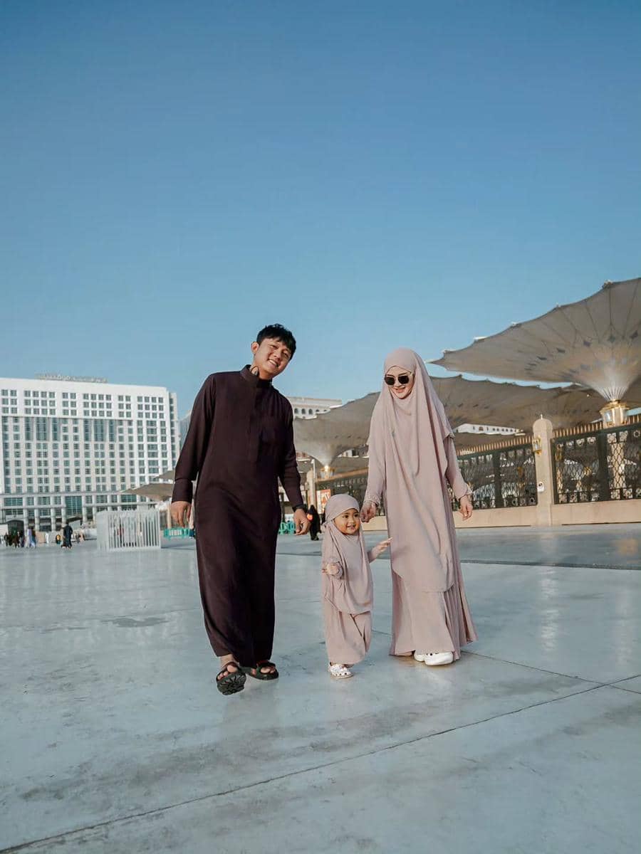 Keluarga Denny Caknan di Masjid Nabawi