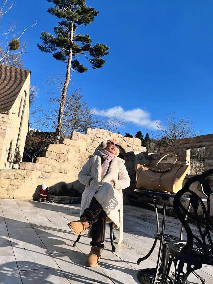 Angelina Sondakh nongkrong di bawah kaki Gunung Fuji