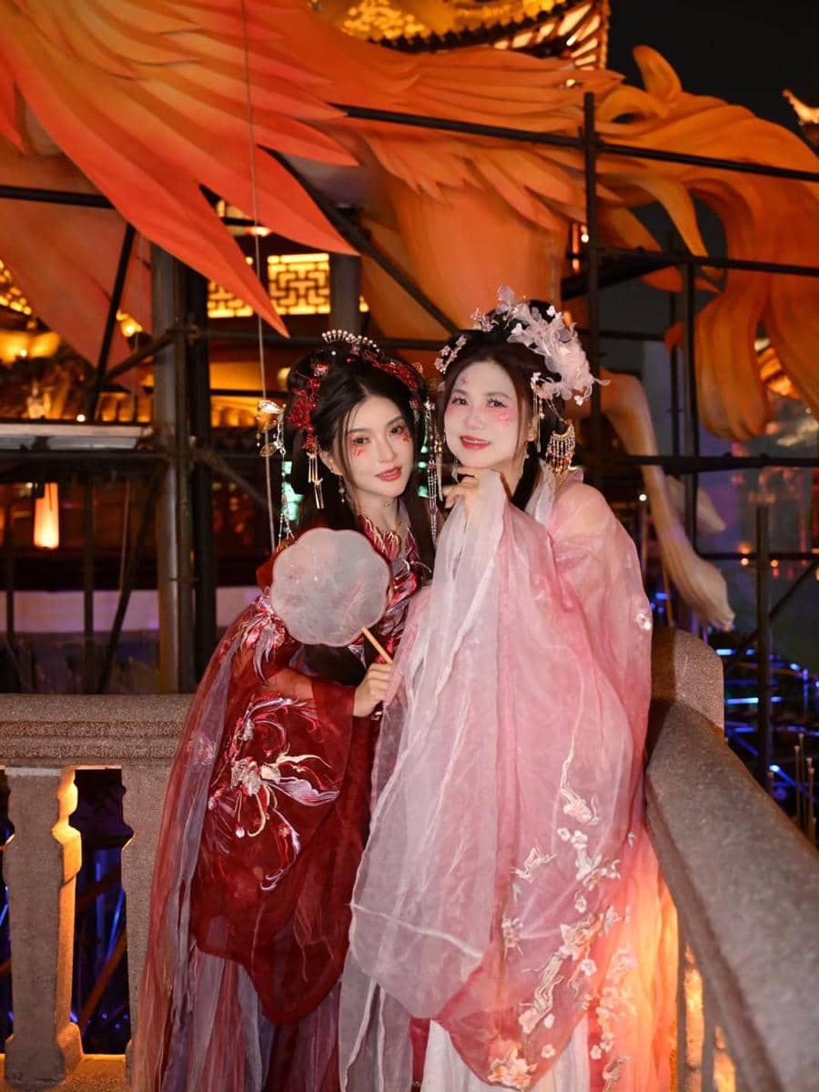 Sarwendah dan keluarga pakai busana dan make up hanfu.