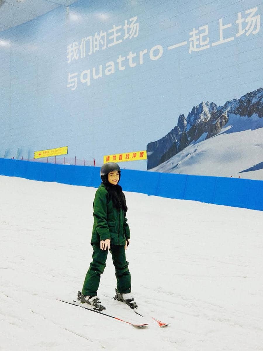 Ria Ricis dan Fuji belajar main ski di China