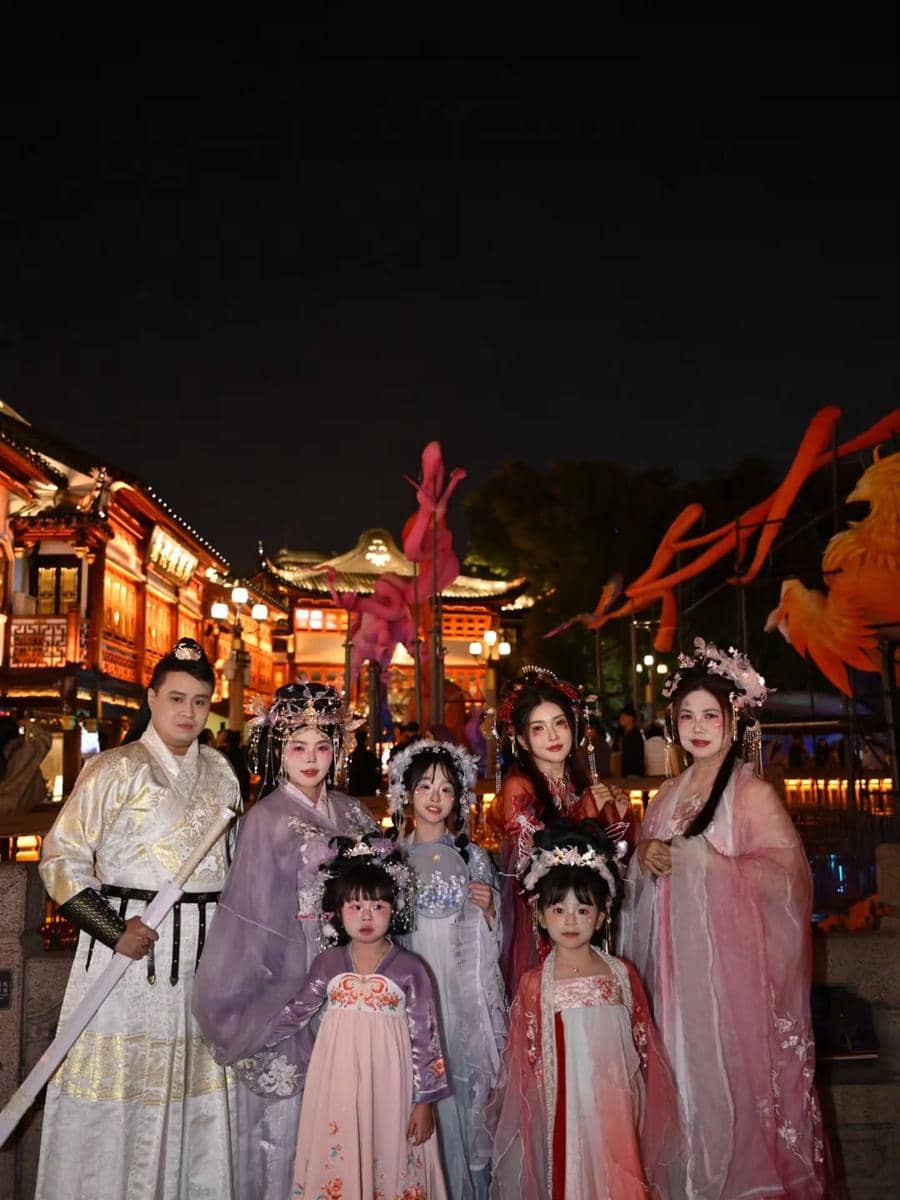 Sarwendah dan keluarga pakai busana dan make up hanfu.