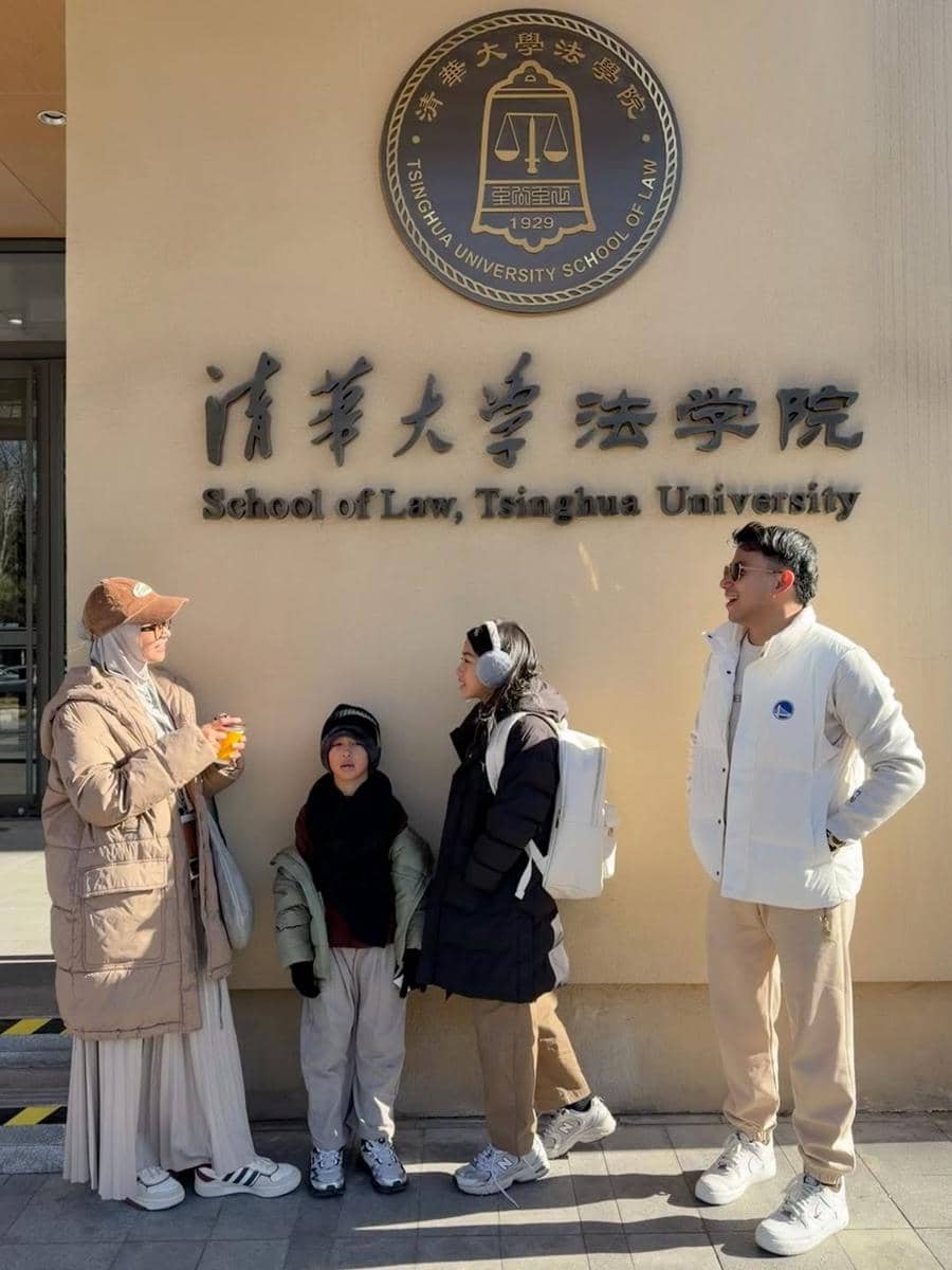 Keluarga Poppy Bunga jalan-jalan di Tsinghua University