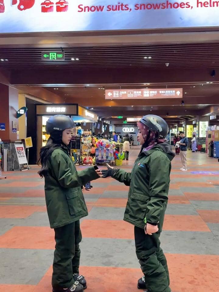 Ria Ricis dan Fuji belajar main ski di China