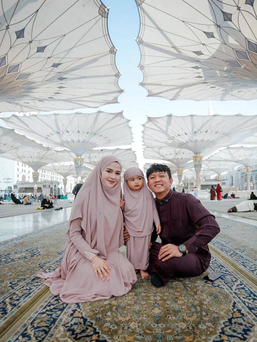 Keluarga Denny Caknan di Masjid Nabawi