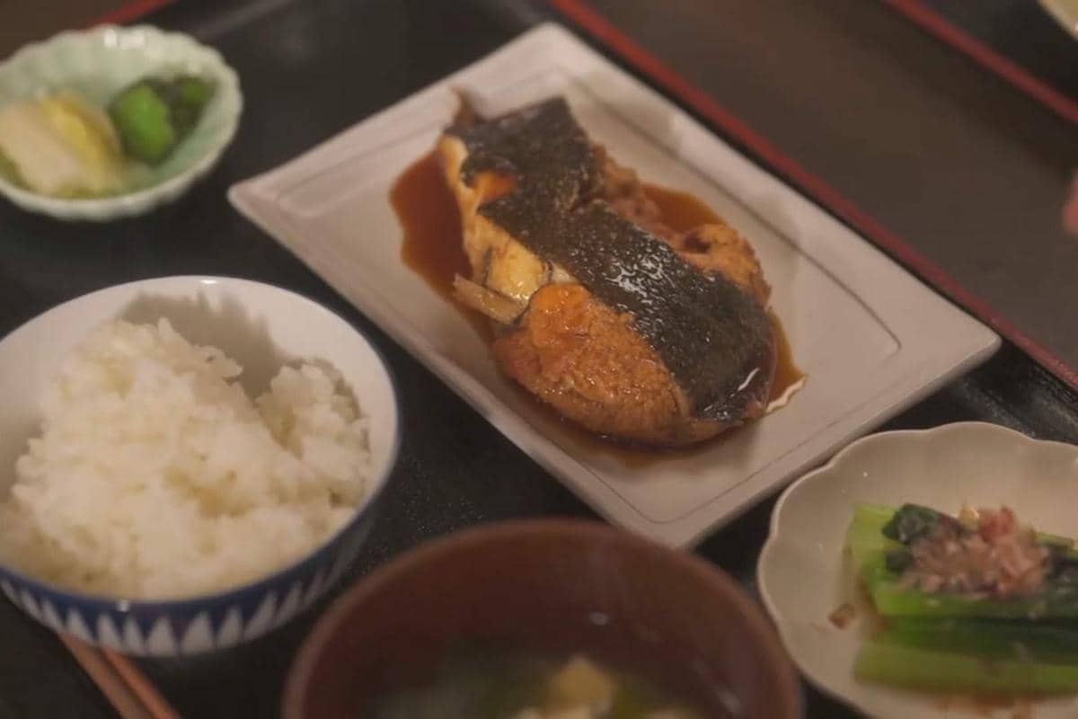 ilustrasi sakana no nitsuke di Gimbap and Onigiri