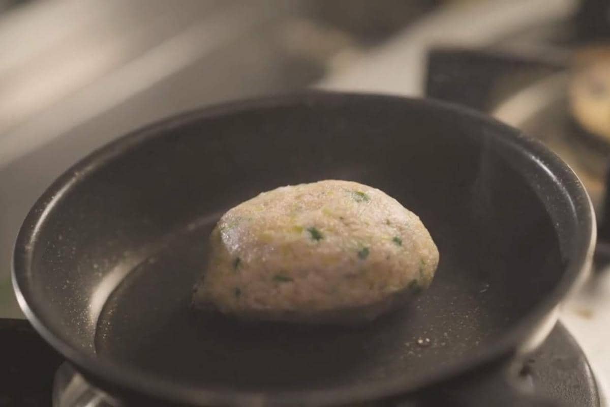 ilustrasi memasak Japanese-style hamburg steak di Gimbap and Onigiri 