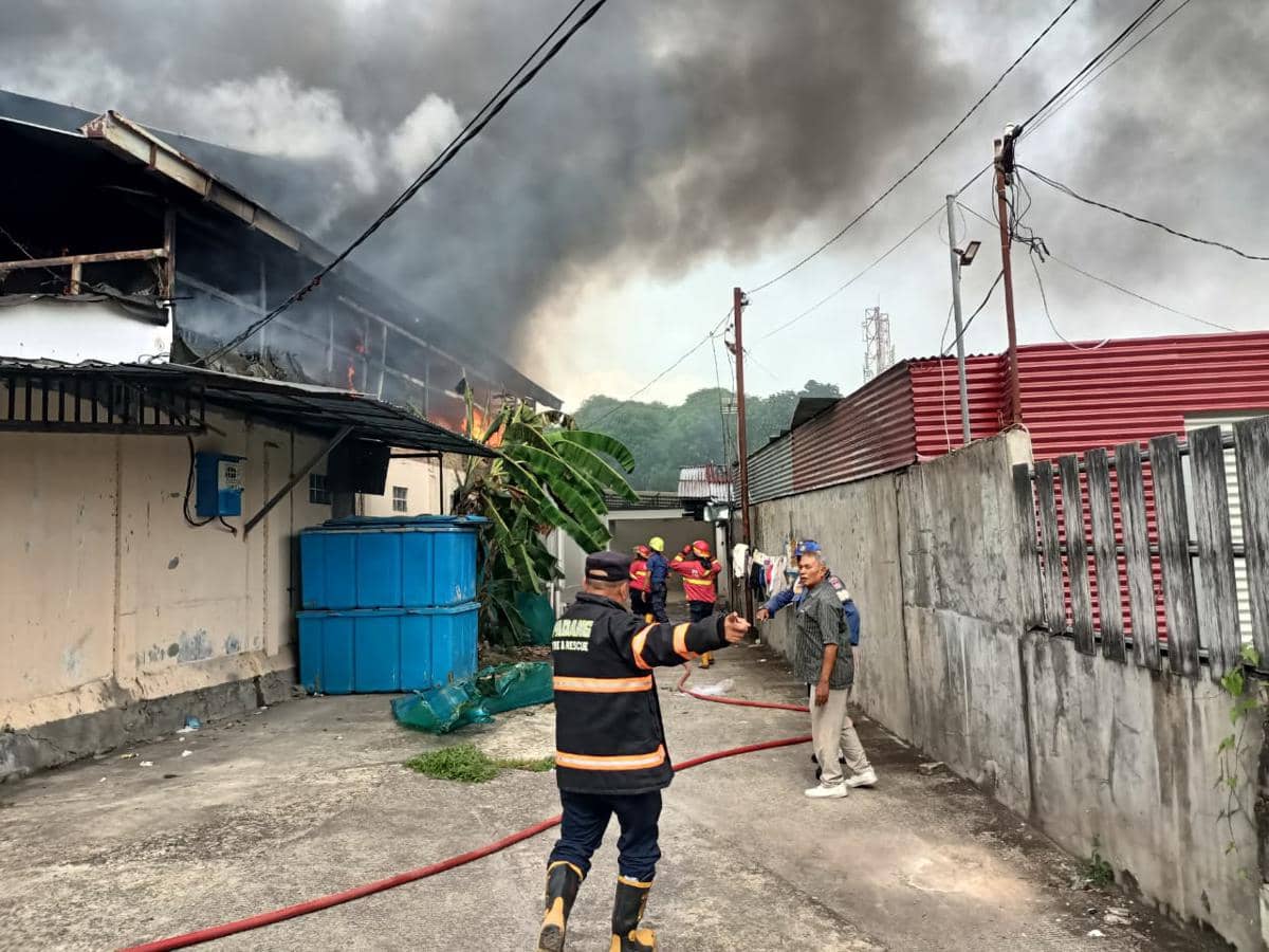 Personel Damkar Padang melakukan pemadaman api di gudang ikan di Padang