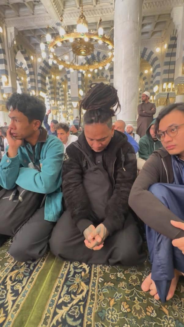 Ari Lesmana, Yusuf Mahardika, dan Dellu Uye umrah