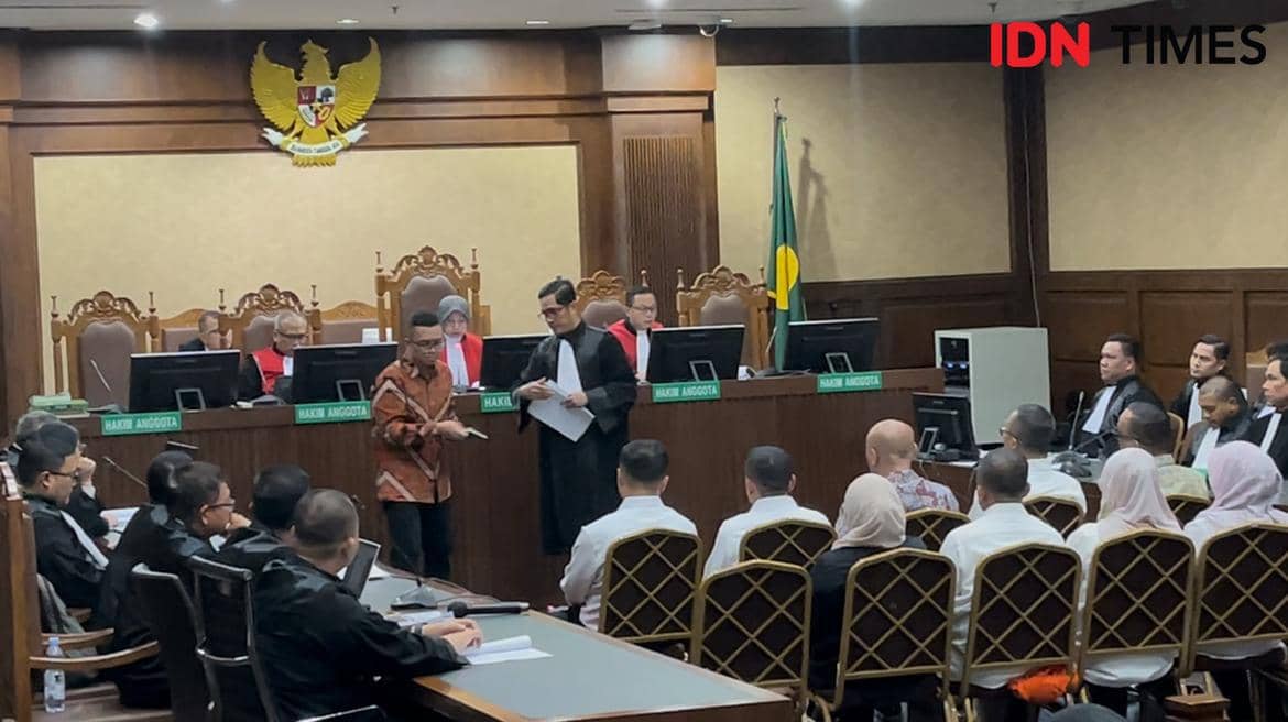  Eks Wamenaker Immanuel Ebenezer bersama 10 terdakwa lain saat menjalani sidang pembacaan dakwaan Jaksa KPK