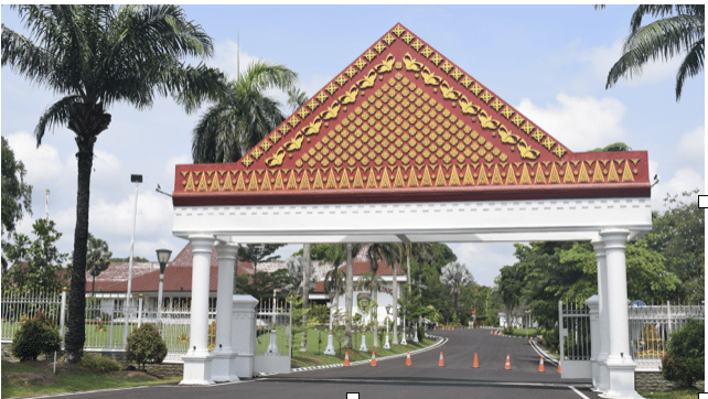 Ornamen tanjak di gerbang masuk Rumah Dinas Gubernur Sumsel atau Griya Agung, Palembang