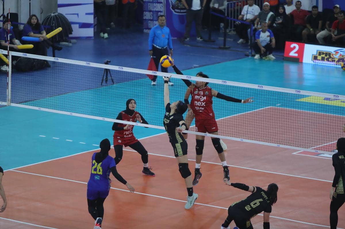 Duel pevoli Jakarta Electric PLN Mobile dengan Medan Falcons pada lanjutan Proliga 2026 di Gor Voli Indoor Sumut, Minggu (18/1/2026) (IDN Times/Doni Hermawan)
