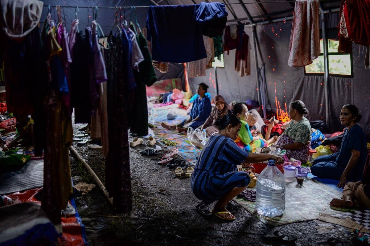 Warga Kabupaten Serang di pengungsian setelah rumah mereka tergenang banjir pada Januari 2026 