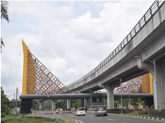 Ornamen tanjak di gerbang masuk Bandara Internasional SMB II Palembang