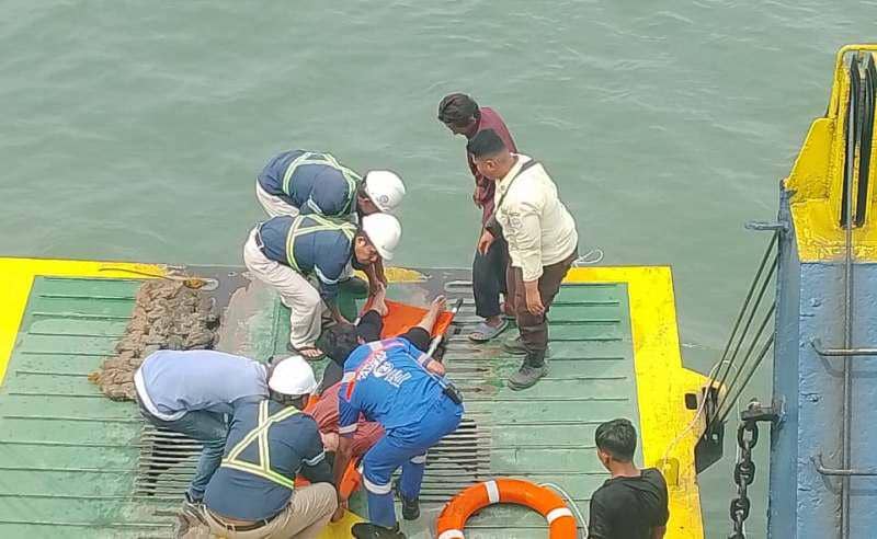 Pelaku percobaan bunuh diri saat dievakuasi usai diselamatkan dari laut. Foto humaspolresppu