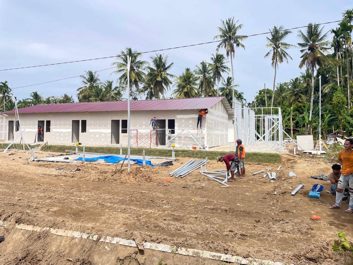 Pekerja masih melakukan pengerjaan bangunan Huntata di Padang Pariaman.