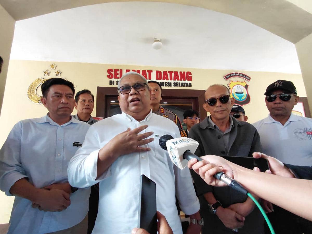 Eks Rektor Universitas Negeri Makassar Prof. Karta Jayadi saat melaporkan dugaan pelecehan seksual di Kantor Polda Sulawesi Selatan, Senin (19/1/2026). (IDN Times/Aan Pranata)