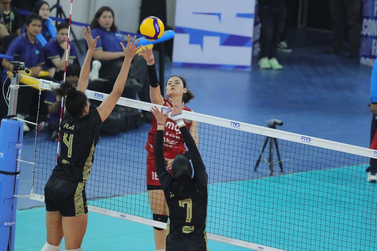 Pevoli Medan Falcons asal Vietnam melakukan spike yang coba diblok pevoli Jakarta Electric PLN pada Proliga 2026 di Gor Voli Indoor Sumut, Minggu (18/1/2026) (IDN Times/Doni Hermawan)