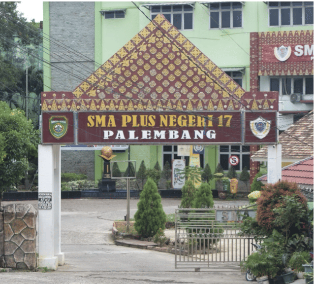 Ornamen tanjak di gerbang masuk SMA Plus Negeri 17 Palembang
