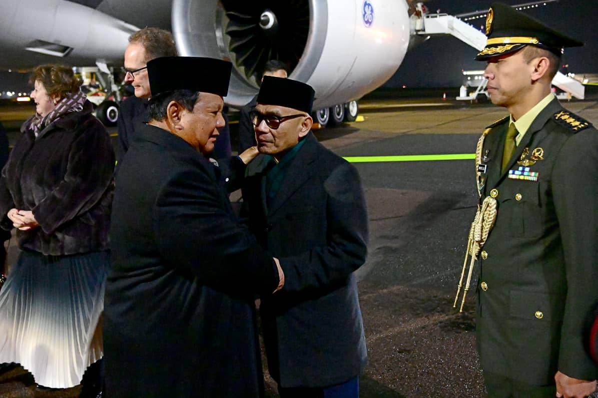Presiden Prabowo Subianto tiba di Bandar Udara London Stansted, Inggris, pada Minggu, (18/1/2026) malam waktu setempat (dok. BPMI Sekretariat Presiden)
