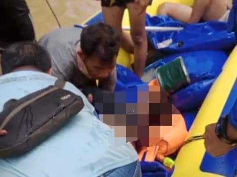 Pria di Bekasi meninggal dunia karena tenggelam saat banjir di Bekasi. 