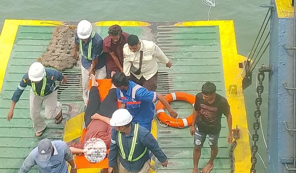 Pelaku percobaan bunuh diri saat dievakuasi usai diselamatkan dari laut. Foto humaspolresppu
