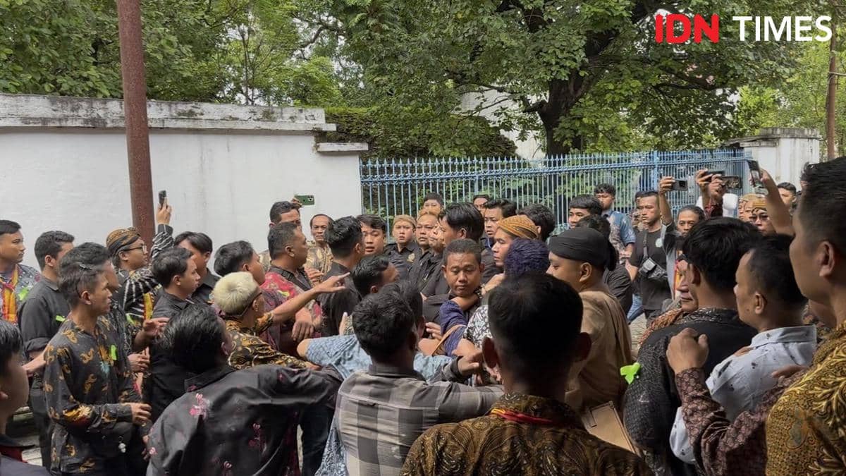 Kubu PB XIV Purboyo laporkan salah satu cucu PB XIII karna diduga lakukan pengeroyokan menjelang penyerahan SK Menteri Kebudayaan di Bangsal Polisen, Keraton Solo. (IDN Times/Larasati Rey)