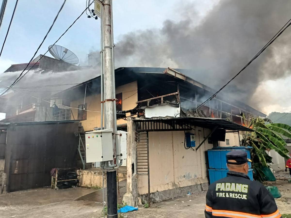Personel Damkar Padang melakukan pemadaman api di gudang ikan di Padang 