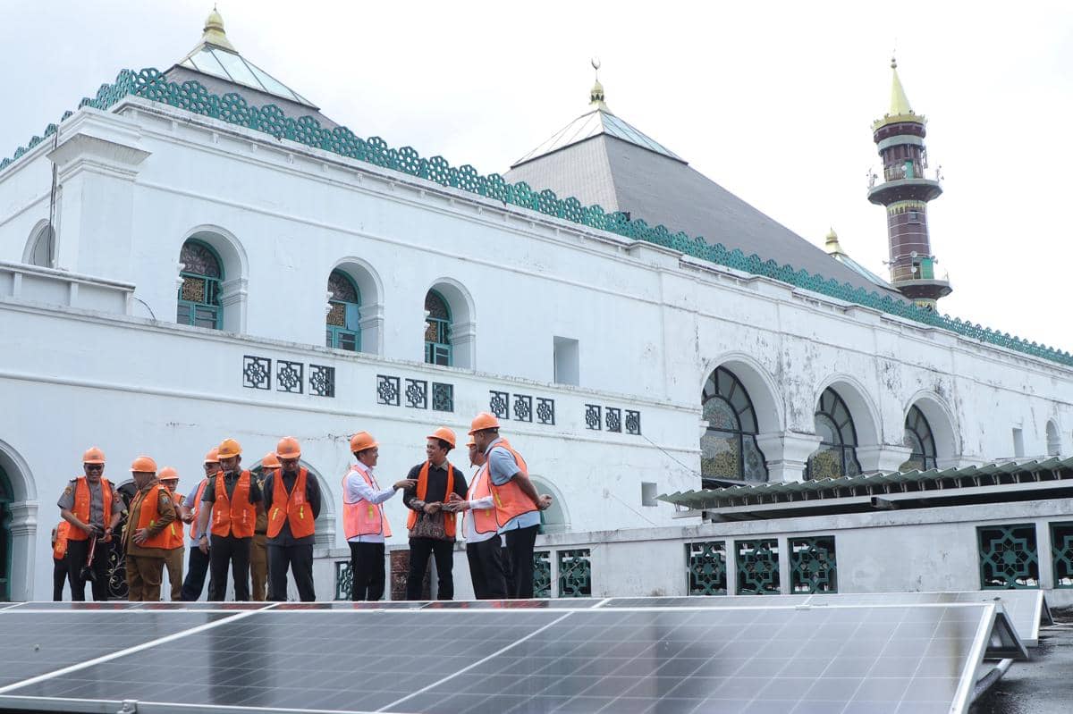 PLTS Masjid Agung Palembang dari PLN yang diresmikan Wali Kota Ratu Dewa (Dok. Kominfo Palembang)