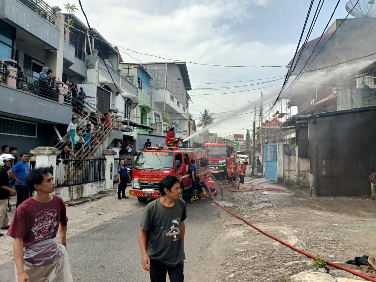 Personel Damkar Padang melakukan pemadaman api di gudang ikan di Padang 