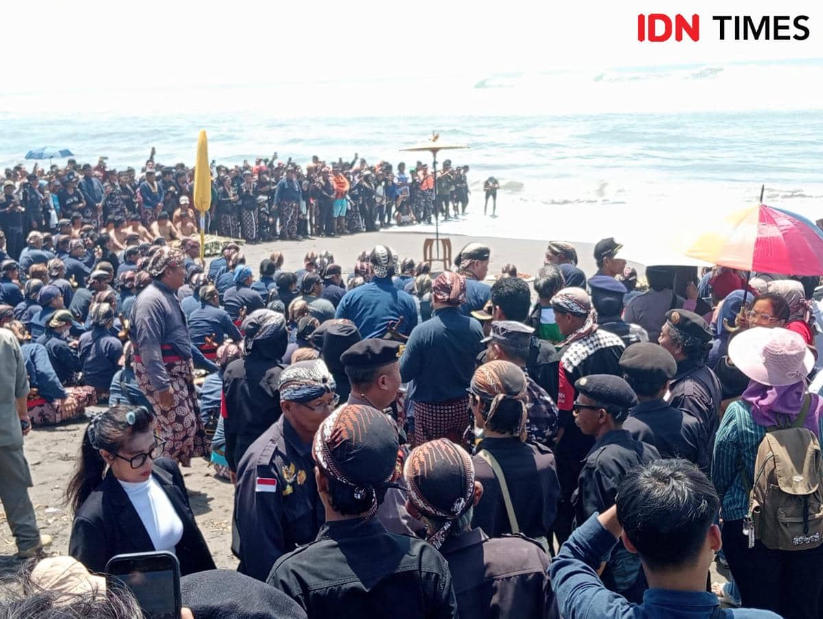 Labuhan Tingalan Jumenengan Dalem Sultan HB X igelar di Pantai Parangkusumo