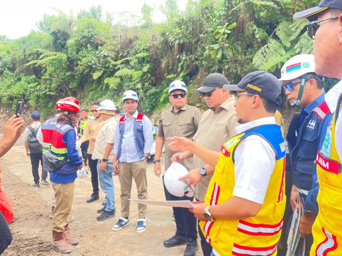 Anggota DPR RI dari Sumatra Barat, Andre Rosiade melihat keadaan di lokasi bencana di Malalak