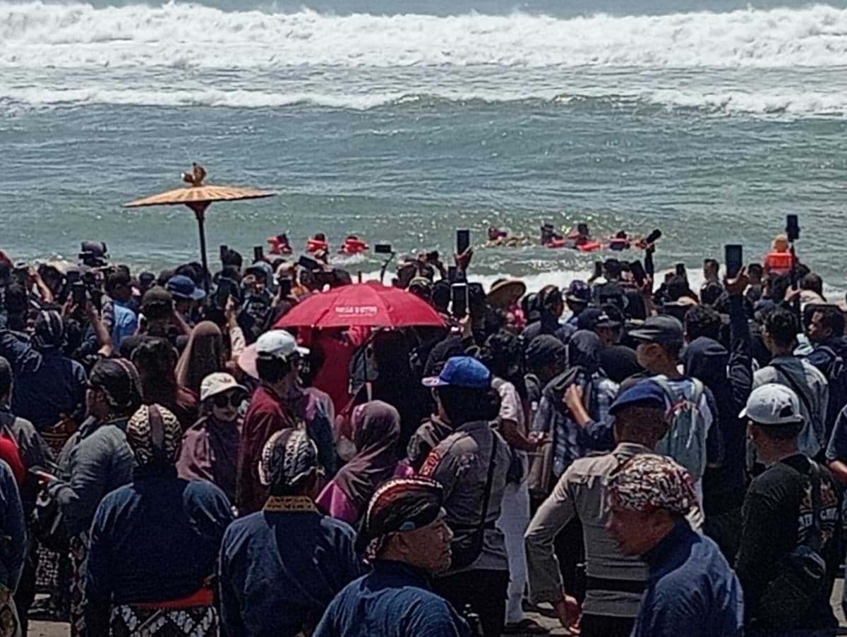 Labuhan Tingalan Jumenengan Dalem Sultan HB X igelar di Pantai Parangkusumo.