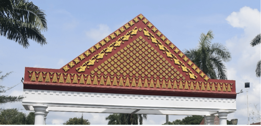 Ornamen tanjak di gerbang masuk Rumah Dinas Gubernur Sumsel atau Griya Agung, Palembang