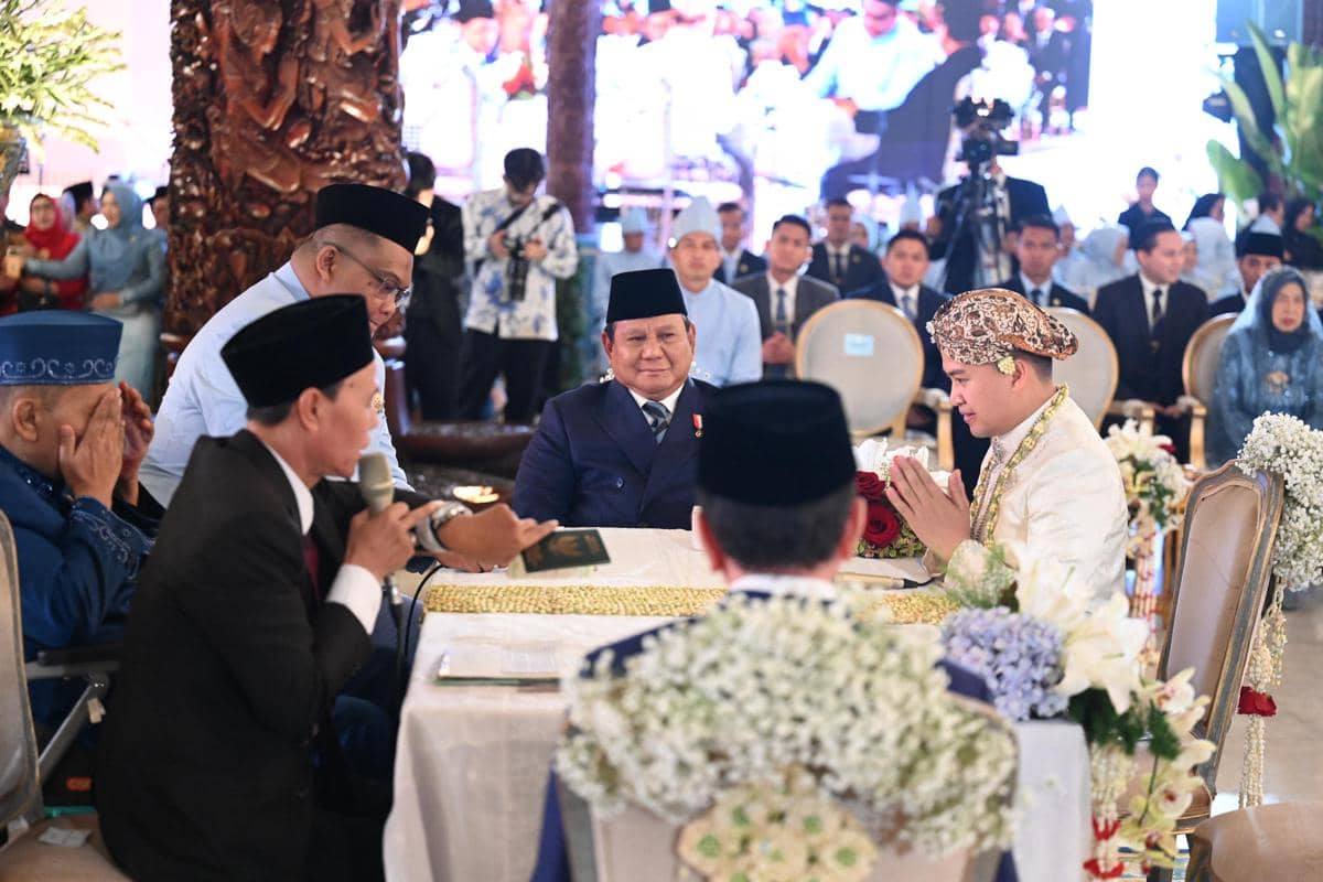 Presiden Prabowo Subianto dan Presiden ke-7 RI, Joko "Jokowi" Widodo menjadi saksi pernikahan Agung Surahman bersama Aulia Mahardiana Warsitoarti (dok. Tim Media Prabowo)