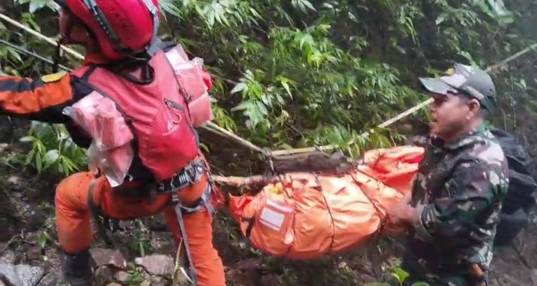 Pakai Alutsista Modern TNI AD, Ini Kronologi Temuan Korban Pesawat ATR